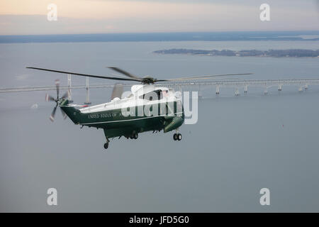 Le président Donald Trump voyages à bord de l'un en route vers Dover Air Force Base. Le président Trump a fait une excursion à l'improviste le Mercredi, Février 1, 2017, à honorer les restes d'un scrutin U.S. Navy SEAL, chef opérateur des opérations spéciales de la William "Ryan" Owens, qui a été tué au cours d'un raid au Yémen le 29 janvier 2017. Officiel de la Maison Blanche (photo par Shealah Craighead) Banque D'Images