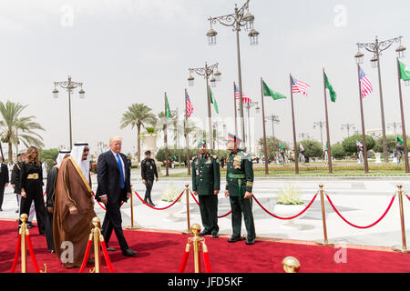 Le président Donald Trump est escorté par le roi Salman bin Abdulaziz Al Saud d'Arabie saoudite lors de l'arrivée des cérémonies, le samedi 20 mai 2017, à la Cour Royale Palace à Riyadh, Arabie saoudite. Photo Officiel de la Maison Blanche (Shealah Craighead) Banque D'Images