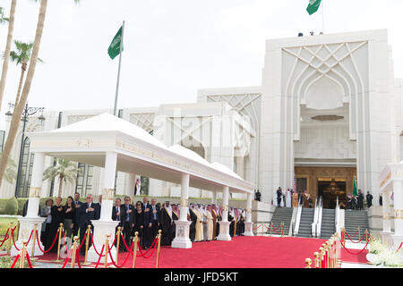 Les membres de la délégation américaine sont vus au cours de la cérémonie d'arrivée, le samedi 20 mai 2017, à la Cour Royale Palace à Riyadh, Arabie saoudite. Photo Officiel de la Maison Blanche (Shealah Craighead) Banque D'Images