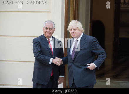 La secrétaire d'État des États-Unis, Rex Tillerson est accueilli par le Ministre des affaires étrangères britannique Boris Johnson comme il arrive à Carlton House à Londres, la résidence officielle du ministre des Affaires étrangères du Royaume-Uni, pour des pourparlers entre les États-Unis et le Royaume-Uni à la suite de l'attaque terroriste à Manchester, le 26 mai 2017. Banque D'Images