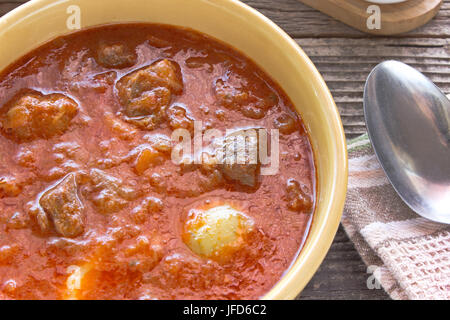 Soupe de goulash hongrois de près dans un bol en céramique Banque D'Images