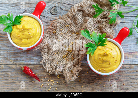 Sauce moutarde épicée dans un bol rouge. Banque D'Images