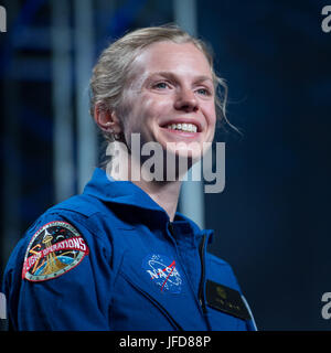 29 ans, candidat astronaute de la NASA Zena Cardman sourire alors qu'il est présenté comme l'un des 12 nouveaux candidats, le mercredi 7 juin 2017 lors d'un événement au Centre spatial Johnson de la NASA à Houston, Texas. Après avoir terminé deux années de formation, les nouveaux candidats astronautes pourraient être affectés à des missions d'effectuer des recherches sur la Station spatiale internationale, le lancement de satellites sur le sol américain construit par les sociétés commerciales, et le lancement sur Deep Space missions le vaisseau Orion nouvelles de la NASA et de l'espace système de lancement fusée. ) Banque D'Images