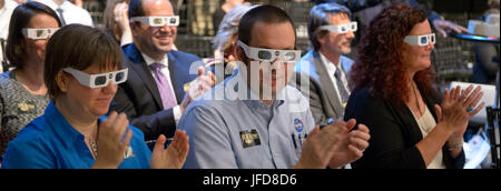 Les membres de l'auditoire essayer sur filtre solaire lunettes à la conclusion d'une éclipse totale du soleil, d'information le mercredi 21 juin 2017 au Newseum à Washington. Pour la première fois en 99 ans, une éclipse solaire totale sera possible sur l'ensemble du territoire continental des États-Unis le 21 août. Un océan à l'autre, de l'Oregon jusqu'à la Caroline du Sud, 14 membres - sur une période de près de deux heures - expérience de plus de deux minutes d'obscurité au milieu de la journée. ) Banque D'Images