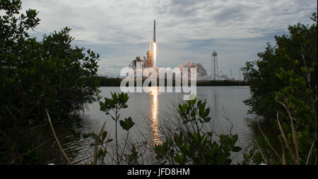 La fusée SpaceX Falcon 9 est lancée depuis le Kennedy Space Center avec le vaisseau spatial Dragon transportant plus de 6 000 livres de fournitures à la Station spatiale internationale. Cette mission fait partie des services de ravitaillement commercial de la NASA, qui soutiennent l’équipage de l’ISS et les besoins de recherche. Banque D'Images