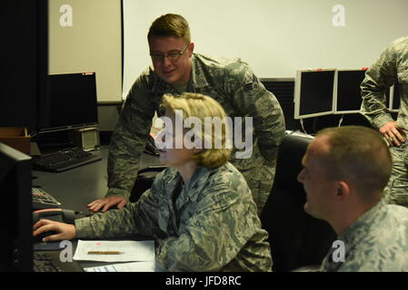 La 50th Space Wing effectue le déclassement du satellite 32 à la base aérienne Schriever, Colorado, avec le personnel de commandement supervisant le processus d'élimination du système stabilisé par rotation par le 2nd Space Operations Squadron. Banque D'Images