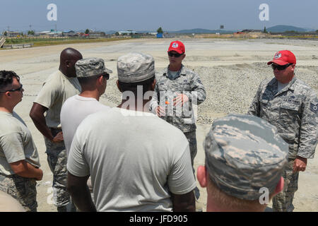 U.S. Air Force Tech. Le Sgt. Todd Alter, 554th Escadron Cheval Rouge trottoirs et de l'équipement de formation de réserve sous-officier responsable, parle avec les membres de la 8e Escadron de génie civil le 23 juin 2017, Kunsan Air Base, République de Corée. Le 8e Escadron de génie civil ont participé à la réparation des dommages de l'aérodrome la formation dans le cadre de l'exercice final de la formation Silver Flag tenue à Kunsan. Les forces de l'air américaine Pacific va maintenant se concentrer sur leurs aviateurs assurer trois ans devise Drapeau d'argent, avant d'arriver sur la péninsule coréenne, au lieu de mener la formation ici. (U.S. Photo de l'Armée de l'air par les cadres supérieurs Banque D'Images