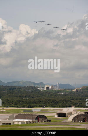 U.S. Air Force MC-130J IIs Commando du 17e Escadron d'opérations spéciales de retour à la base d'une formation de cinq appareils au cours d'un lancement de masse shoe, 22 juin 2017 mission à Kadena Air Base, au Japon. Aviateurs du 17e re conduite des opérations de formation pour s'assurer souvent disponibilité constante pour effectuer une variété de priorité, missions de faible visibilité tout au long de l'Indo-Asia Région du Pacifique. (U.S. Photo de l'Armée de l'air par la Haute Airman Omari Bernard) Banque D'Images