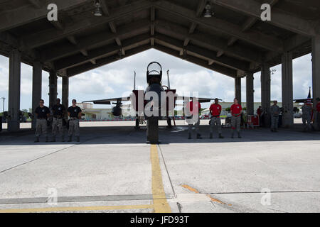 Colorado Air National Guard 120e Escadron de chasse et Kadena Air Base 67e et 44e Unité de maintenance d'aéronefs d'aviateurs se tiennent prêts à participer à une compétition de la charge d'armes trimestriel 23 juin 2017, à Kadena Air Base, au Japon. L'événement a marqué la première charge d'armes non-concurrence avec une unité de base de Kadena dans plus de 12 ans. (U.S. De l'air photo de l'Aviateur Senior Omari Bernard) Banque D'Images