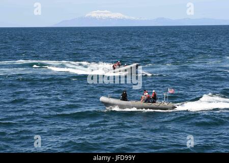 Les marins à bord du destroyer USS James E. Williams de classe Arleigh Burke mènent des opérations de petits bateaux le 25 juin 2017 dans l'océan Atlantique. Le navire, dont le port d'attache est situé à Norfolk, en Virginie, est déployé dans la zone de la 6e flotte américaine pour soutenir les intérêts de sécurité nationale des États-Unis en Europe. Banque D'Images