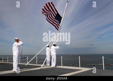 170627-N-CT127-039 NORFOLK (27 juin 2017) marins affectés à la classe Nimitz porte-avions USS ABRAHAM LINCOLN (CVN 72) Abaisser l'enseigne à Berne en l'honneur des sept marins tués à bord du destroyer lance-missiles USS Fitzgerald (DDG 62). Abraham Lincoln est mouillée à Norfolk, en Virginie, pour un transporteur en vue de la disponibilité progressive endurance. (U.S. Photo par marine Spécialiste de la communication de masse 1re classe Josue L. Escobosa/libérés) Banque D'Images