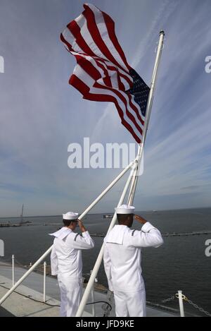 170627-N-CT127-074 NORFOLK (27 juin 2017) marins affectés à la classe Nimitz porte-avions USS ABRAHAM LINCOLN (CVN 72) Relever l'étendard pour berne en l'honneur des sept marins perdus à bord du destroyer lance-missiles USS Fitzgerald (DDG 62). Abraham Lincoln est mouillée à Norfolk pour un transporteur en vue de la disponibilité progressive endurance. (U.S. Photo par marine Spécialiste de la communication de masse 1re classe Josue L. Escobosa/ libéré) Banque D'Images