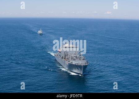 170627-N-TJ319-689 OCÉAN ATLANTIQUE (27 juin 2017) La commande de transport maritime de marchandises militaires et munitions ship USNS Robert E. Perry (T-AKE 5) et de la Marine royale canadienne frégate NCSM Charlottetown (FFH 339) transit l'océan Atlantique au cours d'un exercice de la photo. Robert E. Perry est en cours d'un groupe bilatéral de la voile dans le cadre de la célébration de l'anniversaire du Canada 150. (U.S. Photo par marine Spécialiste de la communication de masse Seaman Jessica L. Dowell) Banque D'Images