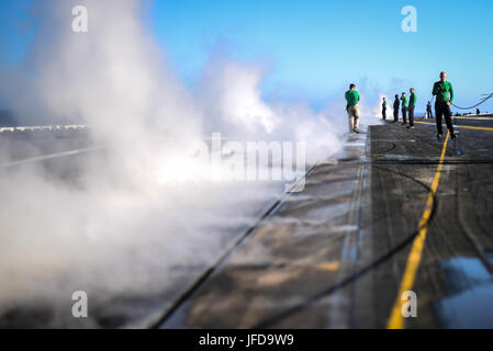 170627-N-TV230-015 OCÉAN PACIFIQUE (27 juin 2017) Les marins se préparer à un tournage d'amorçage sur le poste de pilotage à bord du porte-avions USS Theodore Roosevelt (CVN 71). Les pousses de démarrage sont une tradition maritime dans laquelle une cérémonie a lieu pour le tireur au départ par le lancement d'une paire de bottes hors du navire par catapulte. Theodore Roosevelt est actuellement en cours au large de la côte de Californie du Sud. (U.S. Photo par marine Spécialiste de la communication de masse de la classe de 3ème loi M. Sanders/libérés) Banque D'Images