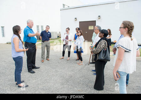 Les participants participent à la quatrième journée des courses internationales de sous-marins à propulsion humaine au David Taylor Model Basin, Naval surface Warfare Center, Carderock Division, West Bethesda, Maryland, le 29 juin, 2017. Banque D'Images