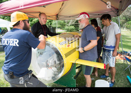 Le 29 juin 2017, la quatrième journée des courses internationales de sous-marins à propulsion humaine a eu lieu au David Taylor Model Basin au Naval surface Warfare Center, Carderock Division, West Bethesda, Maryland, avec des compétitions de conception de submersibles à propulsion humaine et de navigation sous-marine. Banque D'Images