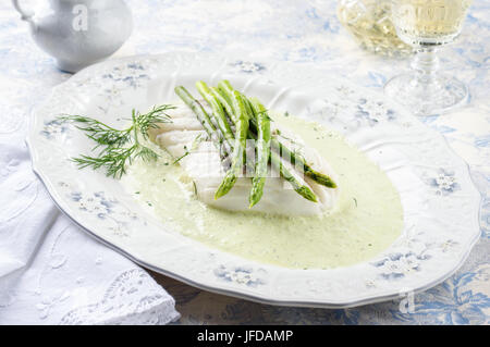 Filet de cabillaud aux asperges vertes Banque D'Images