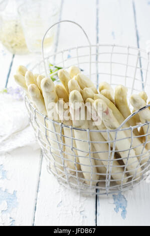 Asperges Blanches dans Panier Banque D'Images