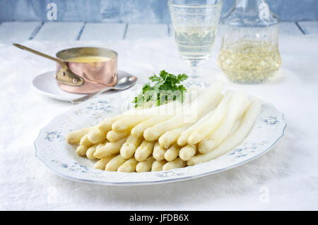 L'asperge blanche sur la plaque Banque D'Images