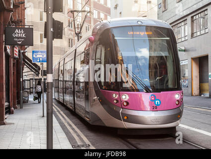 Un enregistrement national Midland Metro CAF Urbos tram 3, rue Stephenson, le centre de Birmingham, en Angleterre. Banque D'Images