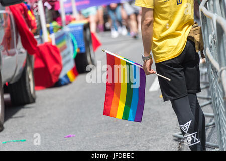 GayPride rainbow holding spectateur Gay Pride Parade à Toronto au cours du pavillon. Toronto, Canada - 25 juin 2017) Banque D'Images