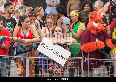 Toronto, Canada - 25 juin 2017 : jeune spectateur tenant une LoveisLove signe à Toronto Pride Parade Banque D'Images