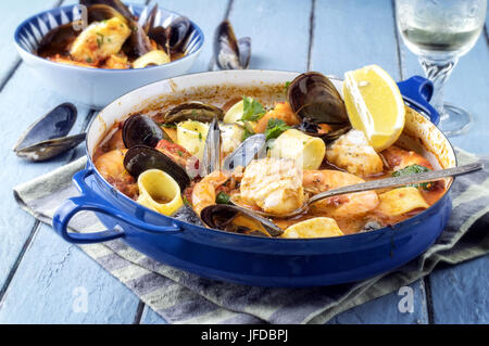 Ragoût de fruits de mer dans une casserole Banque D'Images