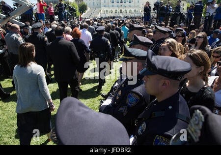 Les membres de la famille des officiers tombés au combat sont escortés au National Peace Officers' Memorial Service à Washington, D.C. où les sacrifices des professionnels de l'application de la loi sont honorés. Banque D'Images