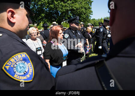 Les membres de la famille des officiers tombés au combat sont escortés au Service commémoratif national des officiers de la paix à Washington, D.C. le 15 mai 2017. Le service honore les sacrifices consentis par les agents d'application de la loi, y compris ceux du Service des douanes et de la protection des frontières des États-Unis. Banque D'Images