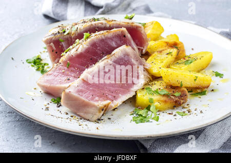 Avec pommes de terre rissolées Steak de thon Banque D'Images