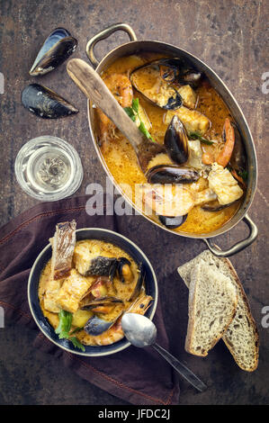 Dans la bouillabaisse Pan en cuivre Banque D'Images