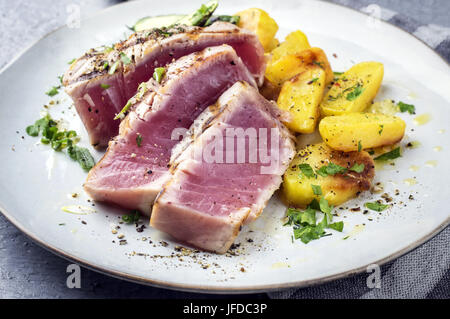 Avec pommes de terre rissolées Steak de thon Banque D'Images