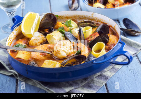 Ragoût de fruits de mer dans une casserole Banque D'Images