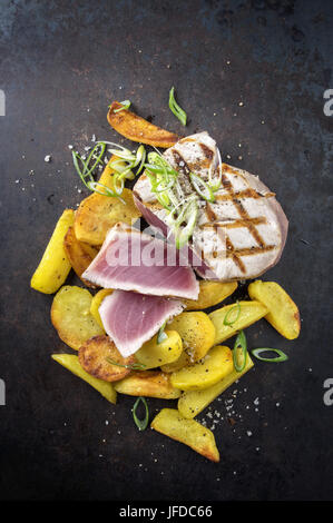 Avec pommes de terre rissolées Steak de thon Banque D'Images