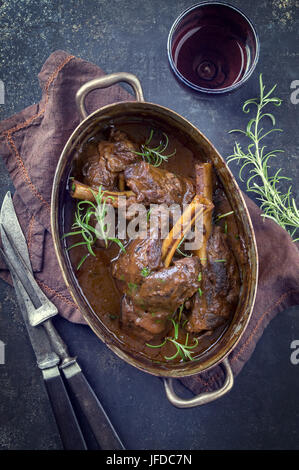 Souris d'agneau mijotés dans une sauce au vin rouge Banque D'Images