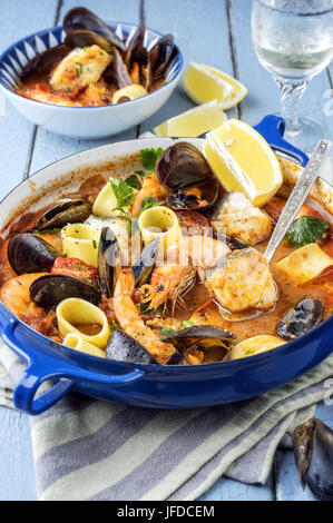 La Bouillabaisse en Casserolle Banque D'Images