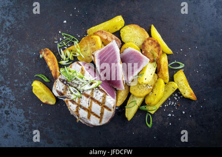 Avec pommes de terre rissolées Steak de thon Banque D'Images