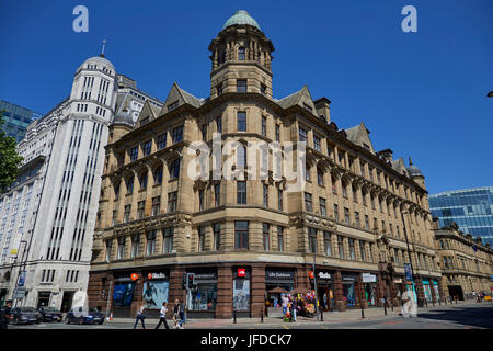 L'un 96 (196) 874-6448 Office de développement de la qualité des unités de vente au détail et de bureaux occupés par les noirs dans le centre-ville de Manchester Banque D'Images