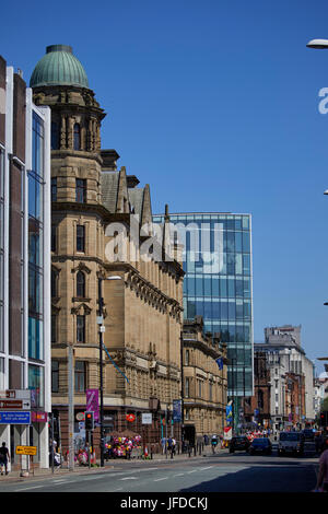 L'un 96 (196) 874-6448 Office de développement de la qualité des unités de vente au détail et de bureaux occupés par les noirs dans le centre-ville de Manchester Banque D'Images