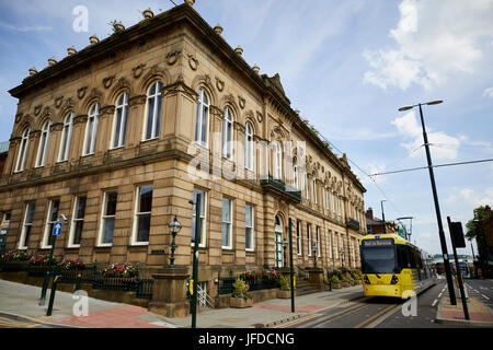 Oldham ornementé Lyceum et tramway à Union Street Oldham aussi housing Union Street Youth Centre Banque D'Images