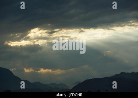 Lever du soleil à travers l'Annapurnas Pokhara Banque D'Images