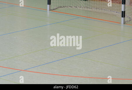 Étage de la salle de handball dans un gymnase Banque D'Images