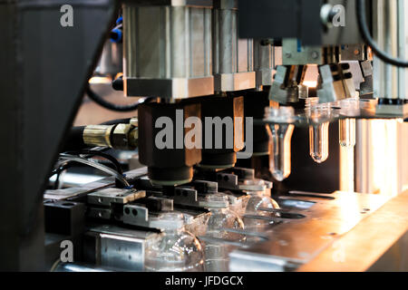 Bouteille plastique PET/ automatique machine de moulage par soufflage travaillant en usine. Banque D'Images