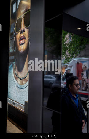 La fenêtre d'image de marque de lunettes de soleil Ray Ban à Covent Garden, le 28 juin 2017, dans la région de Long Acre, Londres, Angleterre. Banque D'Images