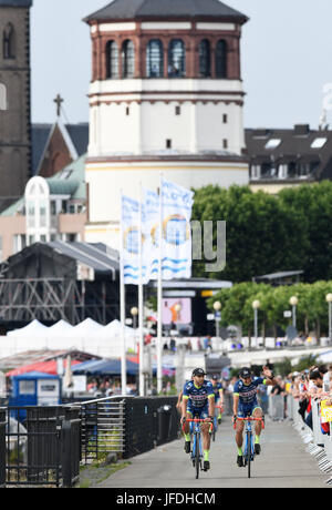 104. Tour de France, le Grand Départ, Team-Presentation : les cavaliers sur la promenade. Banque D'Images