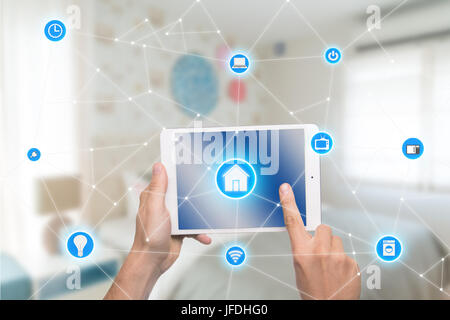Smart home automation application sur tablette avec home intérieur en arrière-plan. Internet des objets concept Banque D'Images