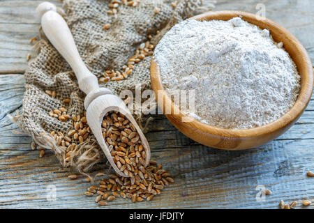 Farine de blé à grains entiers dans un bol en bois. Banque D'Images