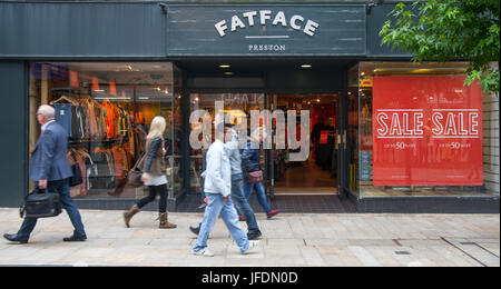 Shop Fatface avec l'été avant d'affiches, dans Fishergate, Preston, Royaume-Uni Banque D'Images