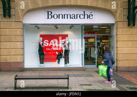 Bonmarche vente commerce d'été avec l'été avant d'affiches, de Fishergate, Preston, Royaume-Uni Banque D'Images