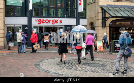 Shoppers entrant George's Shopping Mall un jour de pluie à Fishergate, Preston, Royaume-Uni Banque D'Images